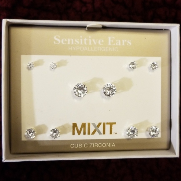 Cubic Zirconia earrings - Picture 1 of 3